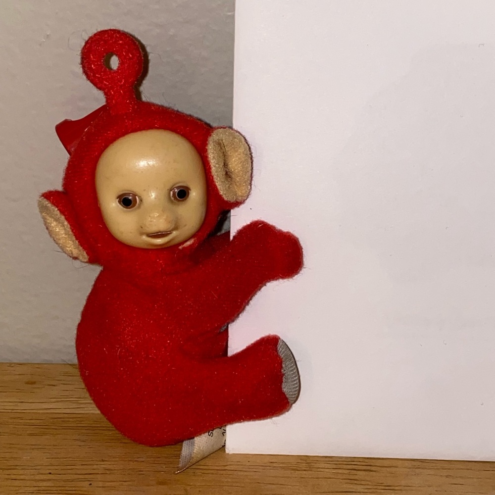 Vintage Teletubbies Po clasping hands mini stuffed figure.